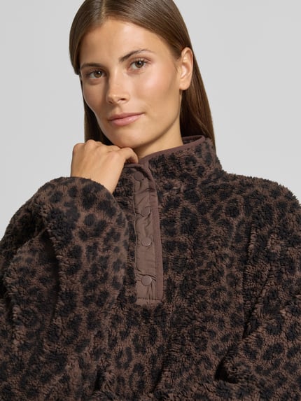 Frauenmodel trägt Regular Fit Teddyjacke von Jake*s, aus der Damen Sweatshirt Kollektion von Jake*s Casual, braunes Leopardenmuster, Nahaufnahme Oberkörper.