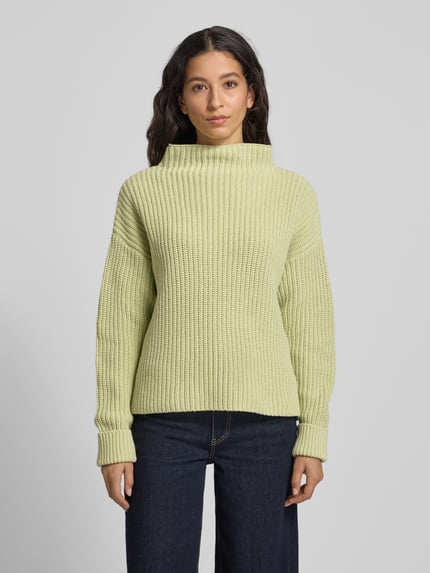 Vrouwenmodel draagt Regular Fit Col-Pullover uit katoenmix Model 'SELMA' van Selected Femme, look: effen, grof tricot, langemouw, geheel vooraanzicht.