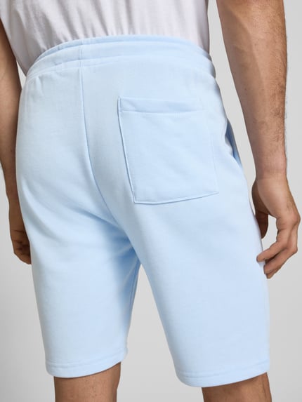 Männermodel trägt hellblaue Sweatshorts mit elastischem Bund Modell 'KARLOS' von Blend, Baumwoll-Mix, Ganzkörperansicht Rückansicht.