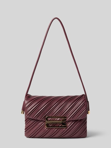 Produktfoto, Crossbody Bag aus echtem Leder von Victoria Beckham, bordowy kolor, tekstura w paski, główna przegroda podzielona, Klapka, zapięcie na magnes, smukły pasek, szerokość w rozmiarze 1: 26 cm, długość w rozmiarze 1: 18 cm, głębokość w rozmiarze 1: 7 cm