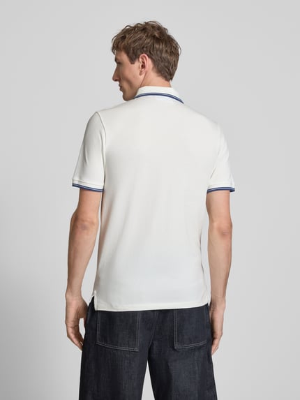 Männermodel trägt Slim Fit Poloshirt mit Logo-Stitching Modell 'Reed' von SERGIO TACCHINI in Weiß, Rückenansicht, Ganzkörperansicht Rückansicht. Elastischer Baumwoll-Mix, kurze Ärmel, Polokragen, blaue Details, Rückenlänge bei Größe M 71 cm.