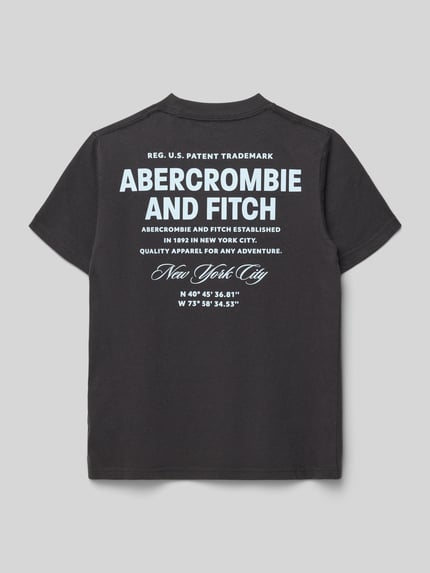 Jongen draagt T-shirt met Rundhalsausschnitt und Label-Prints van Abercrombie&Fitch, katoenmix, regular fit, ruglengte 54 cm, rugaanzicht
