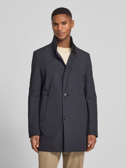 Männermodel trägt Regular Fit Kurzmantel mit Stehkragen Modell 'FYNN' von Strellson, Optik: Unifarben, Materialverarbeitung: Twill, Ganzkörperansicht von vorne.