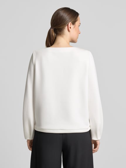 Vrouwenmodel draagt Relaxed Fit sweatshirt uit viscosemix van s.Oliver BLACK LABEL in crème, zachte stof, geheel achteraanzicht.