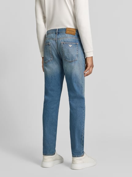 Männermodel trägt Straight Fit Jeans im 5-Pocket-Design von Emporio Armani, blaue Baumwolle, Rückansicht, Kontext: Herren, Bundweite 42 cm, Innenbeinlänge 79 cm.