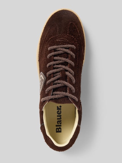 Produktfoto, Sneaker mit Label-Detail Modell 'AURORA01' von Blauer USA in Braun, abgerundete Form, strukturierte Sohle, Detailaufnahme, man erkennt Schnürung und Label-Innensohle.