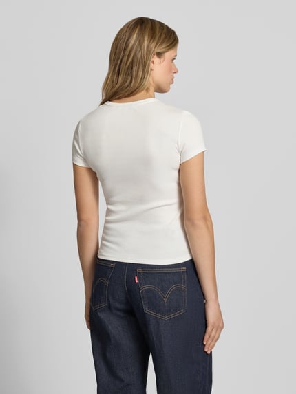 Frauenmodel trägt Slim Fit T-Shirts aus Baumwoll-Mix im 2-er-Pack von Tommy Jeans, mehrfarbig, Logo-Stitching, Ganzkörperansicht Rückansicht.