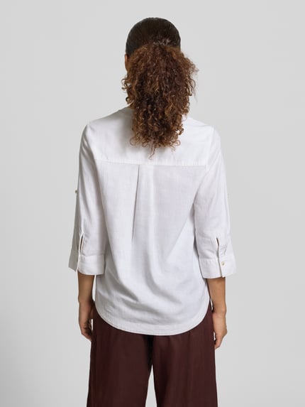 Frauenmodel trägt Relaxed Fit Tunika aus Leinen-Viskose-Mix von s.Oliver RED LABEL in Unifarbe, 3/4-Arm, Rückenpasse, Ganzkörperansicht Rückansicht.
