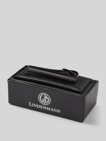 Produktfoto, Krawattenklammer inkl. Aufbewahrungsbox von Lindenmann aus Metall mit rechteckigem Design und Strukturmuster auf schwarzer Box