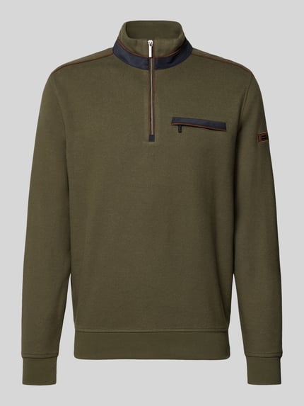 Produktfoto, Sweatshirt mit Stehkragen und Reißverschluss von bugatti in Olivgrün, Baumwoll-Mix, Regular Fit, Brusttasche, Label-Detail