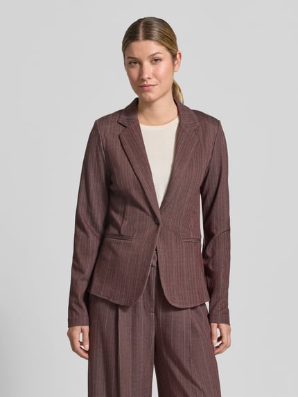 Frauenmodel trägt Blazer aus Viskose-Mix mit Reverskragen Modell 'KATE' von ICHI, tailliert, feine Streifen, Ganzkörperansicht von vorne.