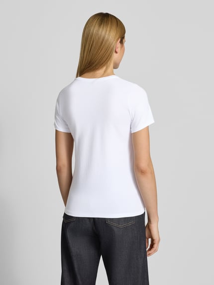 Frauenmodel trägt T-Shirt mit Motiv-Print von More & More, weiß, Baumwoll-Elasthan-Mix, Regular-Fit, Rundhalsausschnitt, Rückenlänge 60 cm, Ganzkörperansicht Rückansicht.