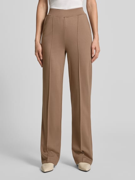 Frauenmodel trägt Straight Fit Hose aus Viskose-Mix von Milano Italy in Braun mit Ziernaht und elastischem Bund, Nahaufnahme Vorderansicht. Damen Hose, elastischer Bund, Bundweite S: 36 cm, Innenbeinlänge S: 89 cm.