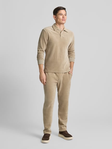 Männermodel draagt Sweatshirt met polokraag van MCNEAL, katoenmix met stretch, regular fit, knoopsluiting, ribboorden, beige tinten, geheel van voren.
