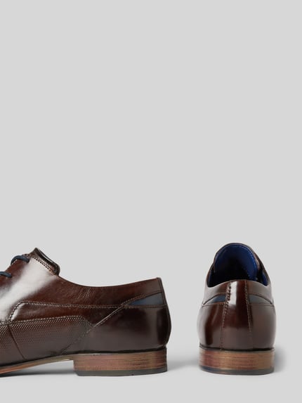 Produktfoto, Veterschoenen met labeldetail Model 'Morino' van Bugatti, echt leer, afgeronde punt, gestructureerde zool, hakhoogte 3 cm, schachthoogte 7 cm, schachtbreedte 7 cm, bruin met glanzende en matte texturen.