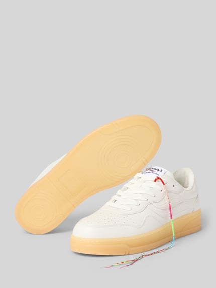 Produktfoto, Sneaker mit Logo-Detail Modell 'Hevea' van Genesis, heren sneakers met siergarnering, vetersluiting, gladde zool, afgeronde pasvorm, hakhoogte 4 cm, schachthoogte 7 cm, schachtbreedte 8 cm, witte kleur met beige zool, kleurrijk detail
