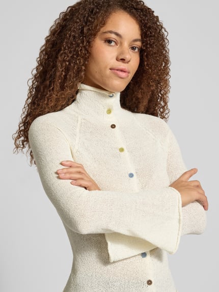 Frauenmodel trägt Slim Fit Cardigan mit Rollsaum Modell 'FOLKLORE' von DAISY STREET in Creme, Knopfleiste, Nahaufnahme Oberkörper.