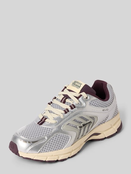 Productfoto, Sneaker Modell 'Re-Run EVO' van The Mercer, zilver met bordeaux, afgeronde pasvorm, labeldetail, gestructureerde zool, vetersluiting, hakhoogte 4 cm, schafthoogte 8 cm, schachtwijdte 9 cm