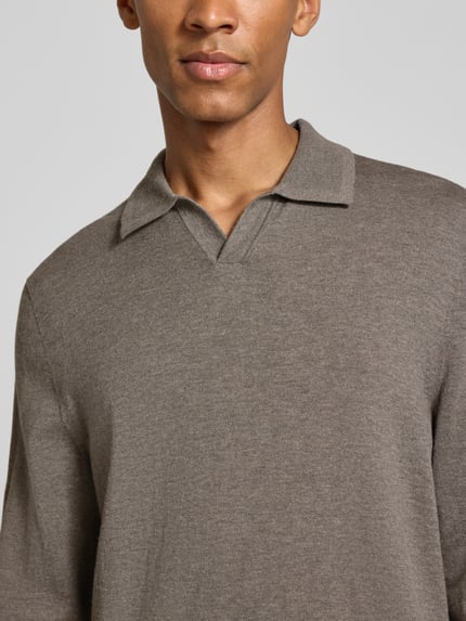 Männermodel trägt Regular Fit Longsleeve aus reiner Baumwolle Modell 'Edmund' von Tiger of Sweden, Strick-Optik, Nahaufnahme Oberkörper.