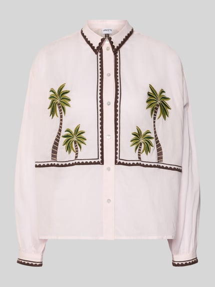 Produktfoto, Regular Fit Hemdbluse mit floralem Stitching von Jake*s Casual in Hellrosa mit braun-grünem Palmen-Stickmuster, Knopfleiste, Blusenkragen, eingefassten Ärmelabschlüssen, entspannte Passform, florale Details, glatte Baumwolltextur