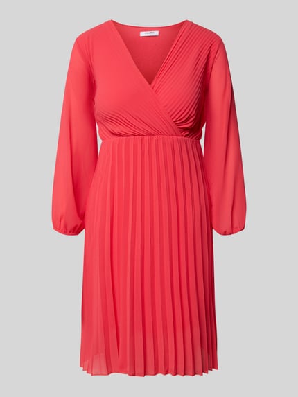 Produktfoto, Knielanges Kleid mit Plisseefalten Modell 'Im44sa' von ZABAIONE in kräftigem Rot, Taillierter Schnitt, Wickel-Optik, feine Textur