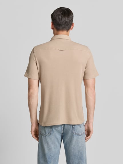 Männermodel trägt Regular Fit Freizeithemd aus Baumwoll-Mix von s.Oliver RED LABEL in Beige mit Waffelstruktur, Kurzarm, Ganzkörperansicht Rückansicht.
