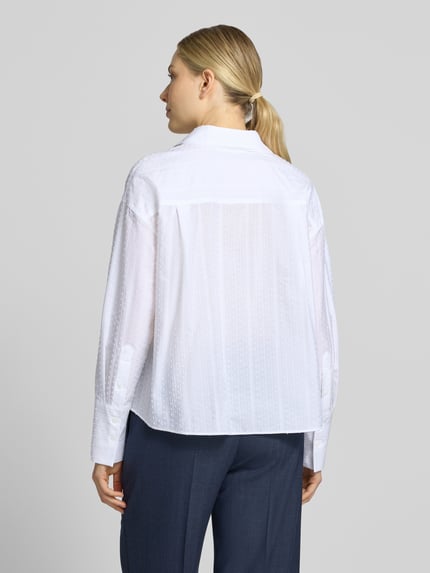 Männermodel trägt bluzka z wiązaniem pod szyją im Allover-Look z kołnierzykiem koszulowym von windsor., bawełna, krój regular fit, długość tyłu w rozmiarze 36: 60 cm, długość rękawów w rozmiarze 36: 55 cm, widok całej sylwetki z tyłu.
