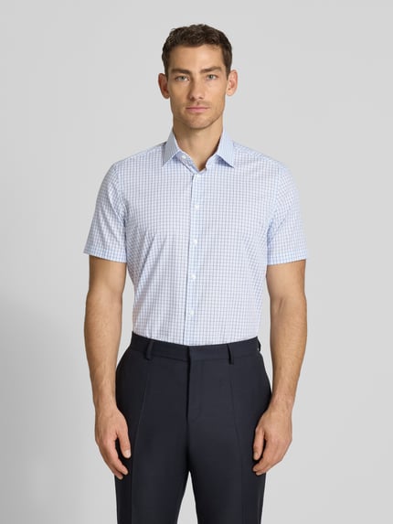Męski model nosi Regular Fit Business-Hemd aus Baumwolle mit Kentkragen von Christian Berg Men, biało-niebieska kratka, krój regular fit, czysta bawełna, całkowity wzór, kent, długość tyłu w rozmiarze 39/40: 77 cm, szerokość w rozmiarze 39/40: 44 cm, długość rękawa w rozmiarze 39/40: 23 cm, zdjęcie całej sylwetki z przodu