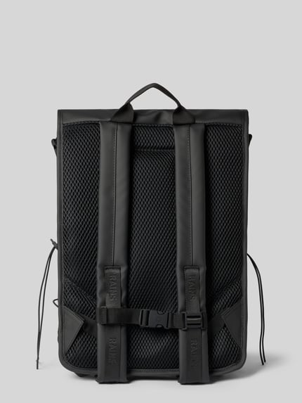 Produktfoto, schwarzer, eckiger Rucksack mit Netzrückseite, Schnallen und Griff, glatte und Netz-Texturen, grauer Hintergrund.