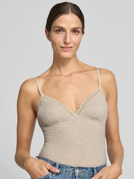 Frauenmodel trägt Slim Fit Body aus Modal-Mix von Jake*s Casual in Beige mit Spitzenkante, feine Rippstruktur, Nahaufnahme Oberkörper.