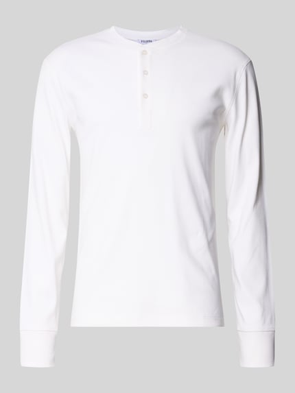 Produktfoto, biała bluzka z długim rękawem Slim Fit Longsleeve aus reiner Baumwolle von Filippa K, czysta bawełna, krój slim fit, okrągły dekolt, krótka listwa guzikowa, elastyczne zakończenia rękawów, długość tyłu w rozmiarze M: 72 cm