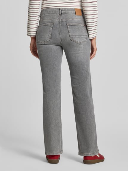 Frauenmodel trägt Jeans mit Eingrifftaschen Modell 'Cecilia Perla' von MOS MOSH, Baumwoll-Mix mit Stretch, Regular Fit, Ganzkörperansicht Rückansicht.