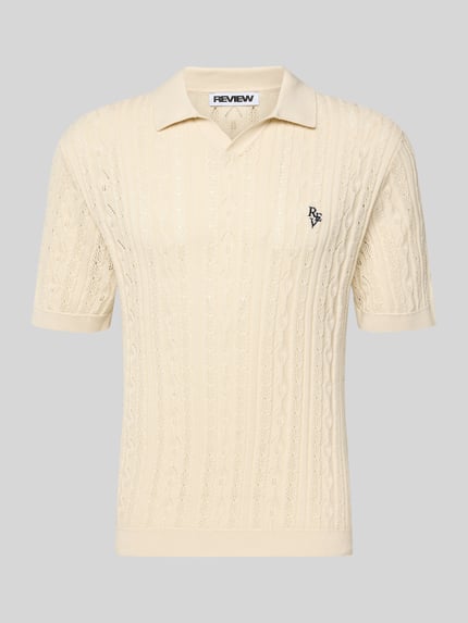 Produktfoto, Slim Fit Strick-Poloshirt mit Label-Stitching von REVIEW in Creme mit Zopfmuster, reine Baumwolle, dezente Struktur.
