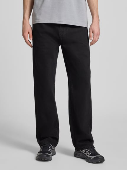 Männermodel trägt Wide Fit Jeans im 5-Pocket-Design Modell 'Aaron' von Carhartt Work In Progress, reine bawełna, krój wide fit, czarny kolor, Szerokość w rozmiarze 32: 44 cm, długość nogawki wewnętrznej: 80 cm, przód, Ganzkörperansicht von vorne.