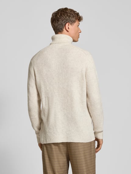 Männermodel trägt Strickpullover in Ripp-Optik mit Rollkragen von Lindbergh in Beige, Regular Fit, Rückansicht, Ganzkörperansicht.