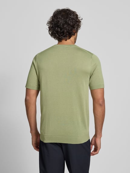 Männermodel trägt Strickshirt mit Rundhalsausschnitt und 1/2-Arm von OLYMP, hellgrün, Regular Fit, glatte Struktur, Ganzkörperansicht Rückansicht. Baumwoll-Lyocell-Mix, Rückenlänge 67 cm bei Größe M.