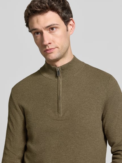 Männermodel trägt Slim Fit Strickpullover aus Baumwoll-Mix mit Troyer-Kragen von Profuomo, strukturierte Oberfläche, Nahaufnahme Oberkörper.