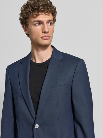 Männermodel trägt Regular Fit Anzughose mit Schurwoll-Anteil Modell 'Leon' von BOSS, melange, krój regular fit, webowana tkanina, Nahaufnahme Oberkörper