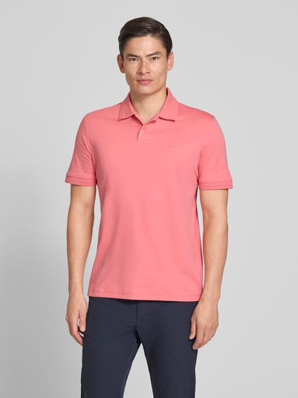 Männermodel trägt Regular Fit Poloshirt aus reiner Baumwolle Modell 'PE_INTERLOCK' von BOSS Orange in Optik: Unifarben, Nahaufnahme Oberkörper.