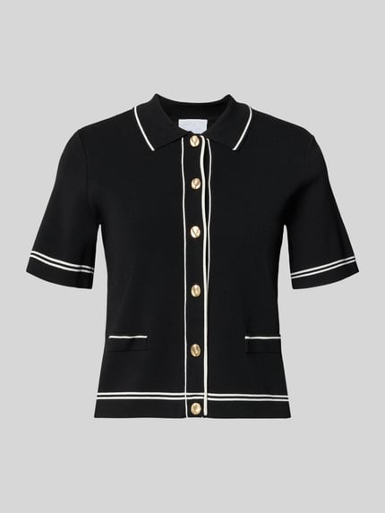 Produktfoto, Cardigan aus Viskose-Mix mit 1/2-Arm von Jake*s Collection in Schwarz mit weißen Kontraststreifen, Polokragen, Knopfleiste, Slim-Fit, strukturierte Oberfläche, zwei Taschen, Rückenlänge 51 cm, Ärmellänge 23 cm.