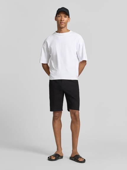 Männermodel trägt Bermudas aus Leinen-Mix mit französischen Eingrifftaschen von Lindbergh, Leinen-Baumwoll-Mix, Straight Fit, Ganzkörperansicht von vorne