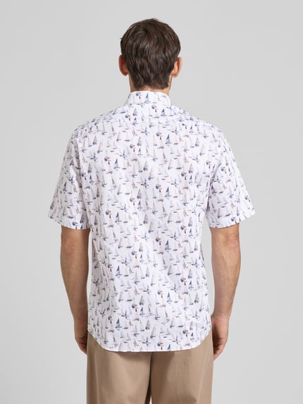 Männermodel trägt Comfort Fit Business-Hemd aus Reine Baumwolle mit Kentkragen von ETERNA, Allover-Look, Ganzkörperansicht Rückansicht. Rückenlänge: 80 cm, Schulterbreite: 45 cm, Ärmellänge: 28 cm, Größe: 40.