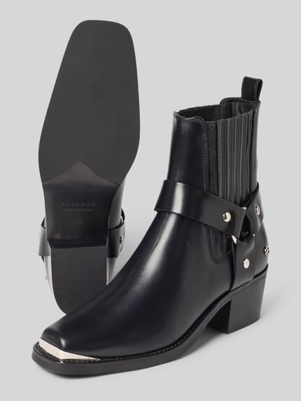 Produktfoto, Biker Boots aus echtem Leder von Anine Bing, Schwarz, eckige Form, Nieten, Blockabsatz 5 cm, Ziernähte, elastischer Einsatz