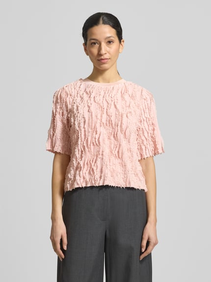 Frauenmodel trägt T-Shirt mit Rüschenbesatz von Jake*s Collection in Hellrosa, halbarm, Material-Mix mit Stretch, Gerade geschnitten, Ganzkörperansicht von vorne.