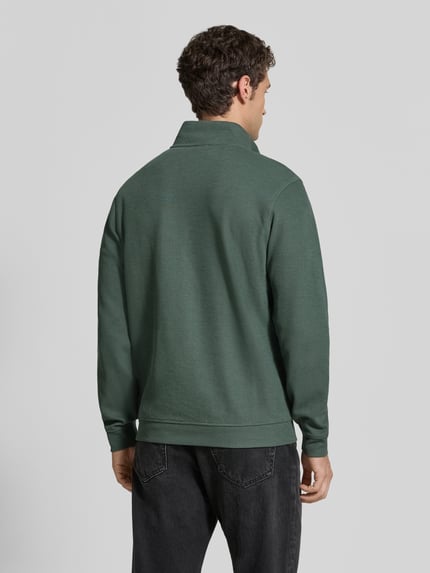 Männermodel trägt Relaxed Fit Sweatshirt aus katoenmix Model 'SELANIK' van LERROS in groen met schipperskraag, ruglengte maat M 68 cm, mouwlengte maat M 65 cm, elastische boordjes, katoenmixtextuur, Ganzkörperansicht Rückansicht.
