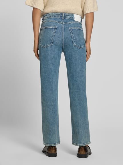 Frauenmodel trägt blaue Straight Fit Jeans aus Baumwoll-Mix Modell 'Minah' von OPUS, helle Waschung, Damen Straight Fit Jeans, Ganzkörperansicht Rückansicht.