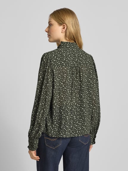 Frauenmodel trägt Relaxed Fit Bluse mit Stehkragen Modell 'Kaylen Oceanna' von MSCH Copenhagen, Allover-Look, Ganzkörperansicht Rückansicht.