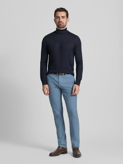 Männermodel trägt Stoffhose mit Gesäßtaschen von MCNEAL in Hellblau, Baumwoll-Mix mit Bio-Baumwoll-Anteil, Gerader Schnitt, Ganzkörperansicht von vorne