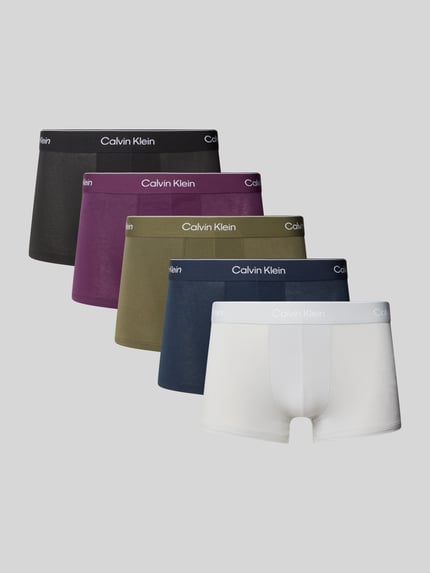 Produktfoto, Pant & Trunk aus reiner Baumwolle im 5er-Pack Modell 'LOW RISE TRUNK' von Calvin Klein Underwear in Schwarz, Lila, Khaki, Dunkelblau und Weiß auf grauem Hintergrund.