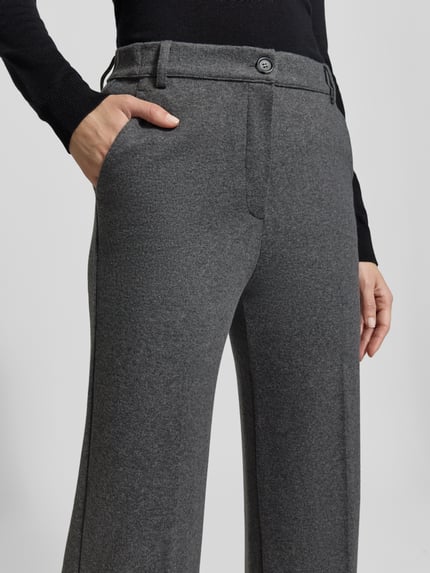 Kobieta nosi High Waist Business-Hose mit Bundfalten von MAX MARA WEEKEND z melanżowym wzorem, strukturalny materiał bawełniany, pasek z szlufkami, zakładki, kantka, zapięcie na guzik i kryty zamek, kieszenie boczne i tylne, tkanina. Zbliżenie na biodra.